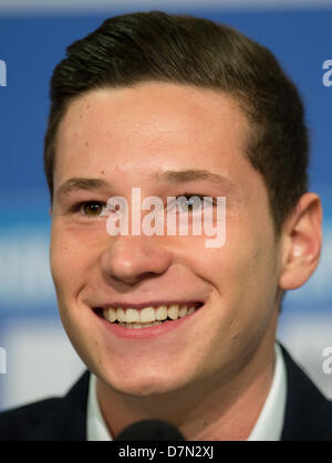 Schalke di Julian Draxler Sorrisi durante una conferenza stampa a Gelsenkirchen, Germania, 10 maggio 2013. FC Schalke 04 ha annunciato la proroga della super talento Julian Draxler del contratto di due anni fino al 2018. In futuro, sarà lui a indossare il numero 10. Foto: BERND THISSEN Foto Stock