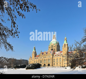 Inverno e neve in inverno, nuovo municipio di Hannover con Maschpark in inverno, Bassa Sassonia, Germania Foto Stock