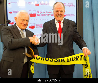 Cancelliere SPD candidato Peer Steinbrueck (R) dà leader polacco dell'Alleanza della sinistra democratica Leszek Miller una sciarpa Borussia-Dortmund durante una conferenza stampa tenutasi a Varsavia, Polonia, 10 maggio 2013. Steinbrueck ha viaggiato in Polonia per un dialogo politico. Foto: Annibale Foto Stock