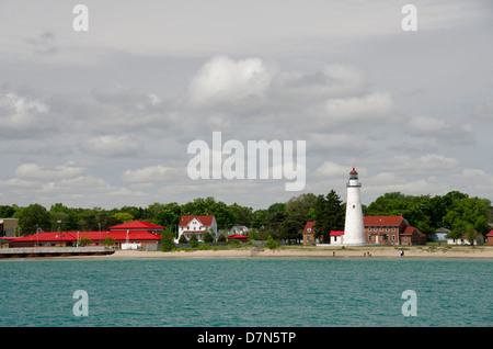 Michigan, Port Huron, St. Claire fiume. Fort Gratiot luce, più antico faro superstite nel Michigan, c. 1829. Dalla spiaggia del Faro. Foto Stock