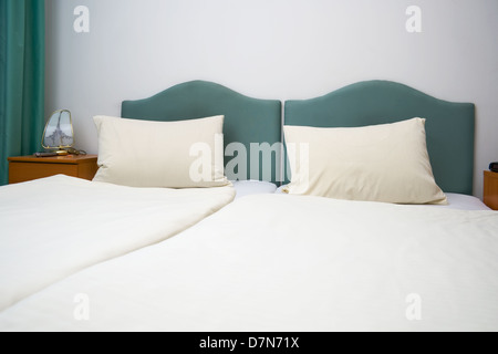 Letto matrimoniale in una camera di hotel Foto Stock