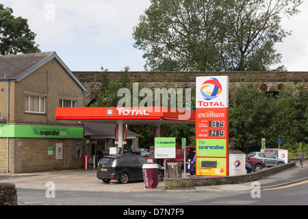 Un totale combinato stazione di benzina e co-operativa negozio alimentare sulla B6480 Church Street a Settle, North Yorkshire. Foto Stock