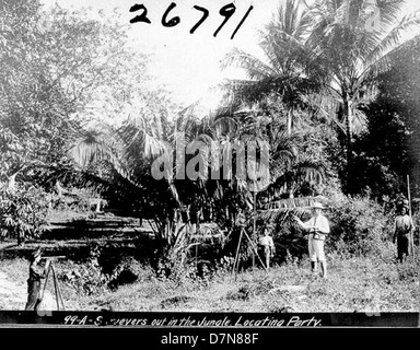 Una fotografia scattata durante la spedizione di Zoologia in America centrale, che cattura i topografi che lavorano nella giungla. L'immagine si concentra sugli sforzi di costruzione del Canale di Panama tra il 1911 e il 1912, evidenziando le condizioni difficili e il lavoro vitale per lo sviluppo del canale. Foto Stock