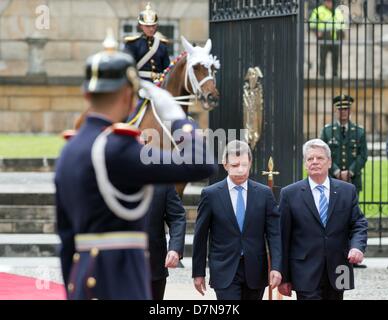 Bundespräsident Joachim Gauck (r) wird am 10.05.2013 a Bogotà (Kolumbien) vom kolumbianischen Präsident Juan Manuel Santos Calderón (M.) mit militärischen Ehren empfangen. Der Bundespräsident besucht bis zum 17.05.2013 die Länder Kolumbien und Brasilien. Foto: Soeren Stache/dpa Foto Stock