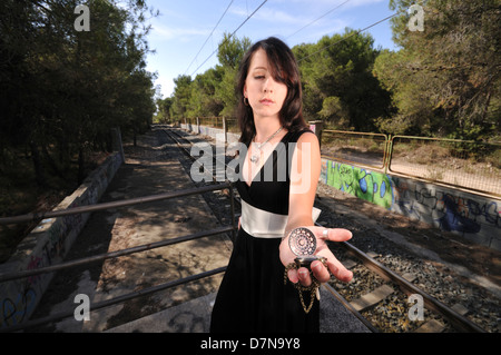 Close-up ritratto di una giovane donna con un orologio di fantasia Foto Stock