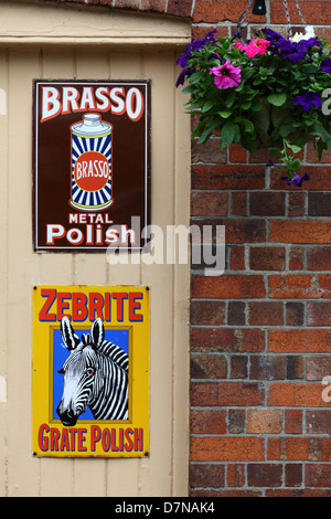 Vecchio stile inserzioni di metallo sulla stazione di Kent & East Sussex Railway , Tenterden , Kent , Inghilterra Foto Stock