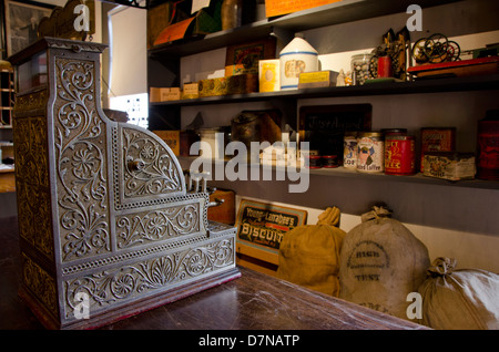 New York, Siracusa, Erie Canal Museum. Negozio Vintage visualizzare ornato di cassa. Foto Stock