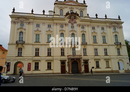 Palazzo Arcivescovile nel parco del Castello di Praga Foto Stock