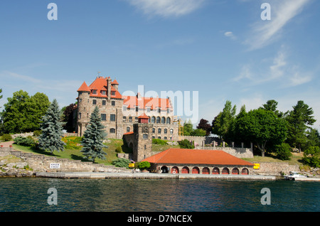 New York, San Lawrence Seaway, migliaia di isole. Il cantante castello sull isola di scuro. Foto Stock