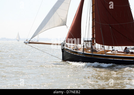 Gladys Bawley LO195 Gaff rigger . "Gladys' è una bella 85ft chiatta a vela Foto Stock