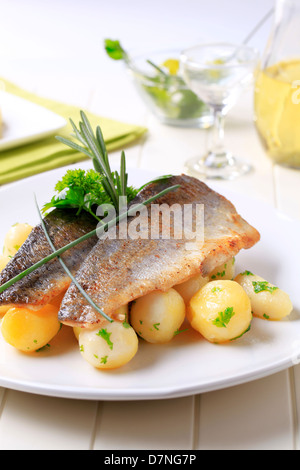 La farina di pesce - Pan fritto di filetti di trota con patate Foto Stock