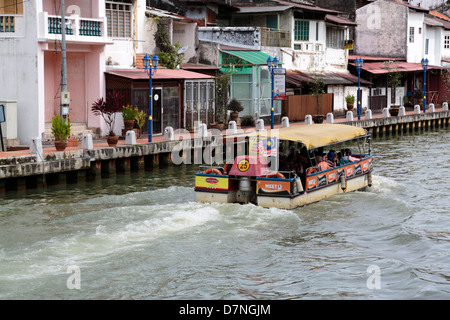 Crociera in barca lungo il fiume Malacca, Malaysia Foto Stock