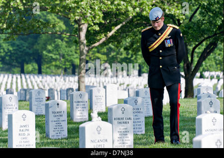 S.a.r. il principe Harry del Galles paga rispetto alla sezione 60 di Al Cimitero Nazionale di Arlington Maggio 10, 2013 in Arlington, VA. Sezione 60 è il luogo di sepoltura per noi membri del servizio ucciso nella guerra globale al terrorismo dal 2001. Foto Stock