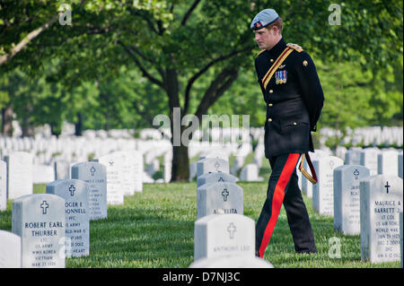 S.a.r. il principe Harry del Galles paga rispetto alla sezione 60 di Al Cimitero Nazionale di Arlington Maggio 10, 2013 in Arlington, VA. Sezione 60 è il luogo di sepoltura per noi membri del servizio ucciso nella guerra globale al terrorismo dal 2001. Foto Stock