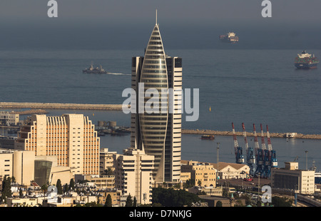 Haifa, Israele-6 novembre 2012 l'ufficio edificio fu costruito a forma di vela Foto Stock