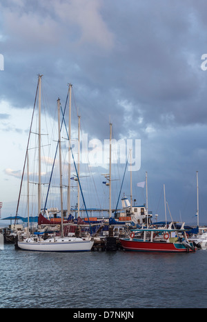 Yacht sul dock Seascape con bellissimo cielo Foto Stock