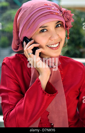 Musulmani donna business parlando al telefono Foto Stock