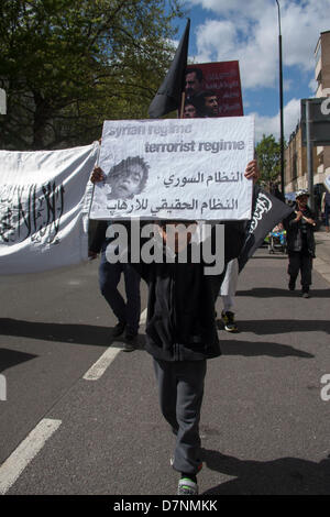 Londra, Regno Unito. Il 10 maggio 2013. Un giovane ragazzo musulmano tiene il suo striscione aloft, accusando il regime siriano del terrorismo. Credito: Paolo Davey/Alamy Live News Foto Stock