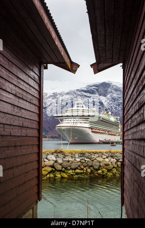 P&O Ventura ancorata in Olden, Norvegia. Foto Stock