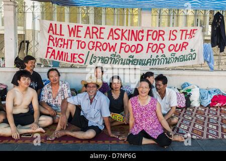 Bangkok, Tailandia. Maggio 11, 2013. Diverse centinaia di piccola famiglia di scala gli agricoltori accampato a ''Government House'' (l'ufficio del Primo Ministro a Bangkok alla pressione Primo Ministro tailandese Shinawatra Yingluck per offrire su di lei promette di migliorare la situazione della famiglia di agricoltori. Per il popolo€™s movimento per una società giusta (P-move) è un'organizzazione di rete il cui obiettivo è rafforzare la voce dei diversi ma cause relative al lavoro per portare la giustizia per gruppi emarginati in Thailandia, compresi i diritti alla terra per i piccoli agricoltori, la Cittadinanza per gli apolidi, un equo indennizzo per comunitario Foto Stock