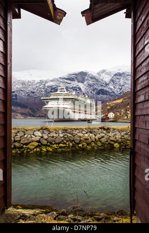 P&O Ventura ancorata in Olden, Norvegia. Foto Stock