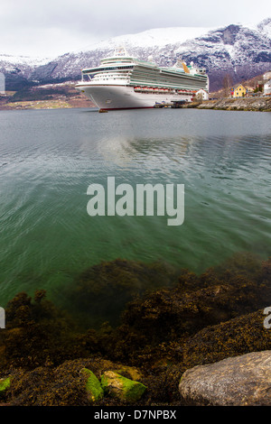 P&O Ventura ancorata in Olden, Norvegia. Foto Stock