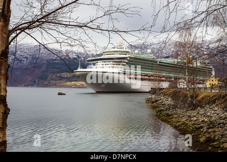 P&O Ventura ancorata in Olden, Norvegia. Foto Stock