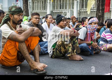 Bangkok, Tailandia. Maggio 11, 2013. Gli agricoltori sedersi nella strada di fronte la sede del governo. Diverse centinaia di piccola famiglia di scala gli agricoltori si sono accampate a ''Government House'' (l'ufficio del Primo Ministro a Bangkok alla pressione Primo Ministro tailandese Shinawatra Yingluck per offrire su di lei promette di migliorare la situazione della famiglia di agricoltori. Per il popolo€™s movimento per una società giusta (P-move) è un'organizzazione di rete il cui obiettivo è rafforzare la voce dei diversi ma cause relative al lavoro per portare la giustizia per gruppi emarginati in Thailandia, compresi i diritti alla terra per i piccoli agricoltori, cittadino Foto Stock