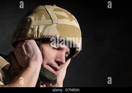 Soldato britannico affetti da shell shock/PTSD, contro uno sfondo nero. Foto Stock