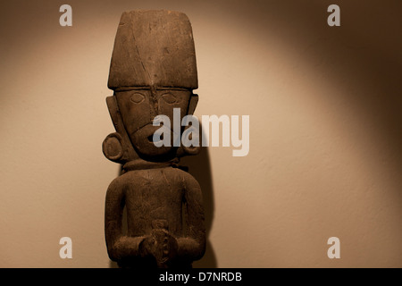 Tribale peruviana faccia in legno scultura Foto Stock