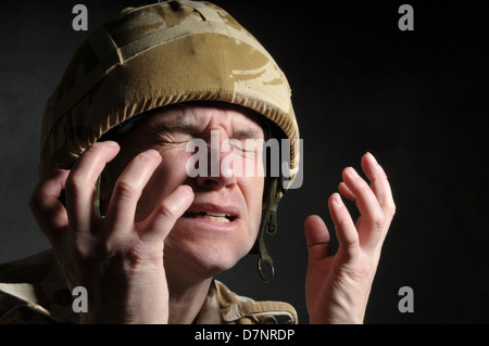 Soldato britannico affetti da shell shock/PTSD, contro uno sfondo nero. Foto Stock