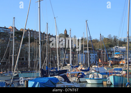 Baltic Wharf Marina con Hotwells e Cabot Tower al di là, Bristol, Inghilterra, Gran Bretagna, Regno Unito, Gran Bretagna, Europa Foto Stock