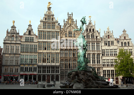 Le case delle corporazioni di Grote Markt con la fontana Brabo, Anversa Foto Stock