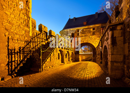 Il Ponttor in Aachen di notte con il profondo blu del cielo. Foto Stock