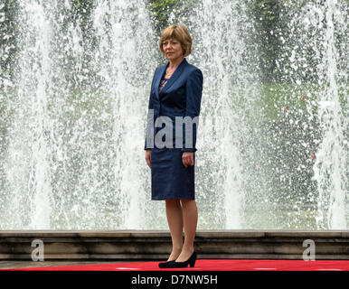 Bogotà, Colombia, il 10 maggio 2013. Partner del Presidente tedesco Daniela Schadt sorge sul tappeto rosso al Palazzo Presidenziale a Bogotà, Colombia, il 10 maggio 2013. Il Presidente tedesco si è recato in visita in Colombia e Brasile fino al 17 maggio 2013. Foto: SOEREN STACHE/DPA/Alamy Live News Foto Stock