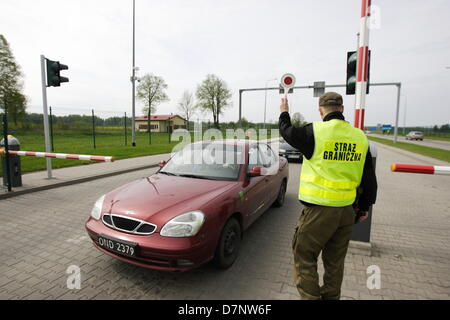 Grzechotki, Polonia 11th, maggio 2013 decine di piloti protesta sul polacco - confine russo a Grzechotki Moamonowo - attraversamento delle frontiere. Manifestanti bloccato ai valichi di frontiera alta contro i dazi e le accise per il carburante imposti dalla dogana quando essi transfrontalieri di più di dieci volte al mese. Il contrabbando di carburante a buon mercato dalla Russia in Volkswagen Passats (100 litri del serbatoio del carburante) delle vetture è molto popolare vicino al confine russo. 1 litro di gasolio in russo che costi meno di 70 Euro cencts (30 rubli).Michal Fludra/Alamy Live News Foto Stock