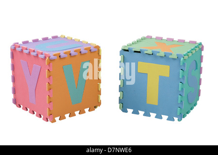 Giocattolo colorato puzzle dadi in schiuma per trama kid per imparare l'alfabeto inglese Foto Stock
