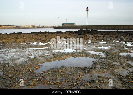 Parte del Fiume Adur mare difese a Shoreham Port / Harbour - Shoreham-da-Mare, West Sussex, in Inghilterra, Regno Unito. Foto Stock