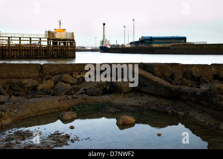 Parte del Fiume Adur mare difese a Shoreham Port / Harbour - Shoreham-da-Mare, West Sussex, in Inghilterra, Regno Unito. Foto Stock