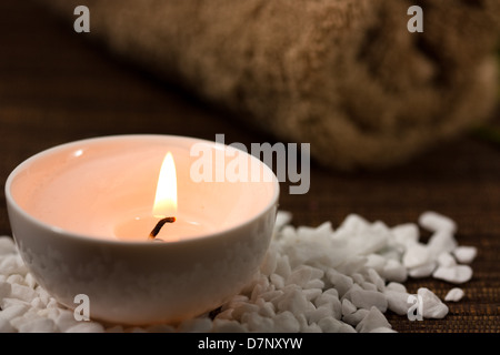 Candela che brucia - wellness decorazione Foto Stock