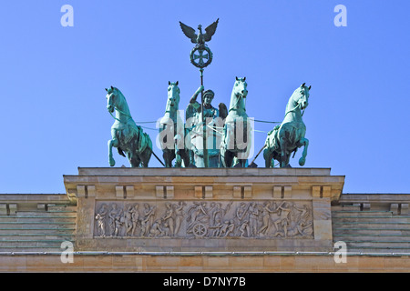 Victoria, la personificazione della vittoria nella sua quadriga sulla sommità della porta di Brandeburgo Foto Stock