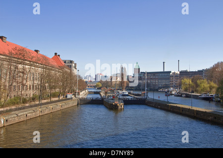 A volte chiamato Berlino docks, il Mühlendamm Schleuse è un insieme di blocchi nel centro di Berlino sul fiume Spree Foto Stock