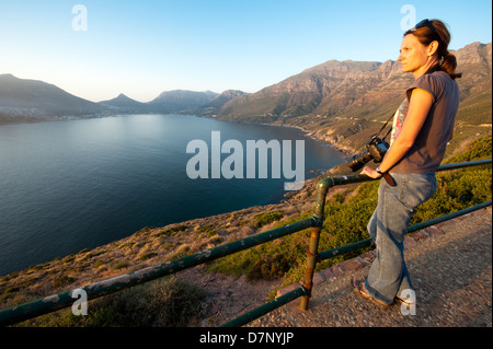 Tourist in corrispondenza di un punto di vista su Chapman's Peak Drive, Città del Capo, Sud Africa Foto Stock