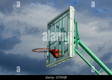 Un Basketball hoop con no net su un tribunale aperto in Cotacachi, Ecuador Foto Stock