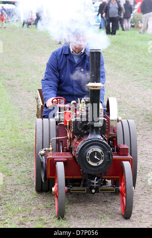 Stotfold Mill, Bedfordshire, Regno Unito. Il 11 maggio 2013. Corsa in miniatura sul motore di vapore Stotfold vapore e fiera di paese mostrano a Stotfold Mill, Bedfordshire - 11 Maggio 2013 Foto di Keith Mayhew/Alamy Live News Foto Stock