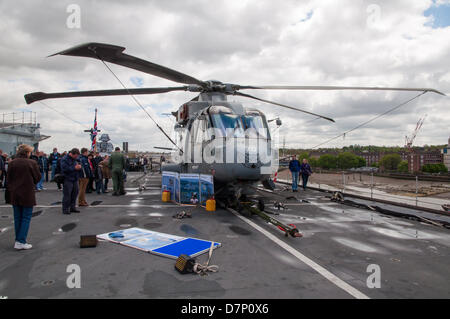 Il fiume Tamigi, nr Greenwich, Londra, Regno Unito. 11 maggio 2013. Un elicottero Merlin sul ponte di volo di HMS illustre, la Royal Navy's elicottero e Commando carrier. Presa durante la visita a Londra per commemorare il settantesimo anniversario della battaglia dell'Atlantico". Ormeggiato sul fiume Tamigi accanto a Greenwich sabato 11 maggio 2013. Credito: Craig Buchanan /Alamy Live News Foto Stock