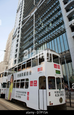 Hong kong tram alla fermata al di fuori della HSBC Building nel centro di Hong kong Foto Stock