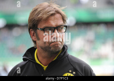 Fußball Bundesliga, 33. Spieltag, VfL Wolfsburg-Borussia Dortmund am 11.05.2013 in der Volkswagen-Arena in Wolfsburg (Bassa Sassonia). Trainer Dortmunds Jürgen Klopp ist vor dem Spiel in der Arena. Foto: Peter Steffen/dpa (Achtung Hinweis zur Bildnutzung! Die DFL erlaubt die Weiterverwertung von massima 15 Fotos (keine Sequenzbilder und keine videoähnlichen Fotostrecken) während des Spiels (einschließlich Halbzeit) aus dem Stadion und/oder vom Spiel im Internet und in Online-Medien. Uneingeschränkt gestattet ist die Weiterleitung digitalisierter Aufnahmen bereits während des Spiels ausschließli Foto Stock