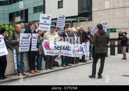 Londra, Regno Unito. 11 maggio 2013. Una protesta organizzatore risolve il raccolto Repubblica dimostranti fuori il Broadcasting House. Credito: Paolo Davey/Alamy Live News Foto Stock