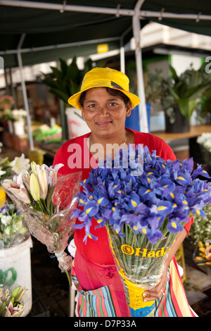 Cape Malay venditore di fiori su Trafalgar Place, Cape Town, Sud Africa Foto Stock